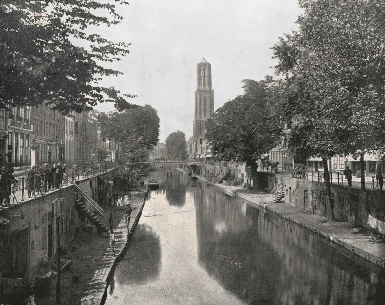 Old Canal and Dom Tower, Utrecht, Alankomaat, 1895. tekijältä Unbekannt