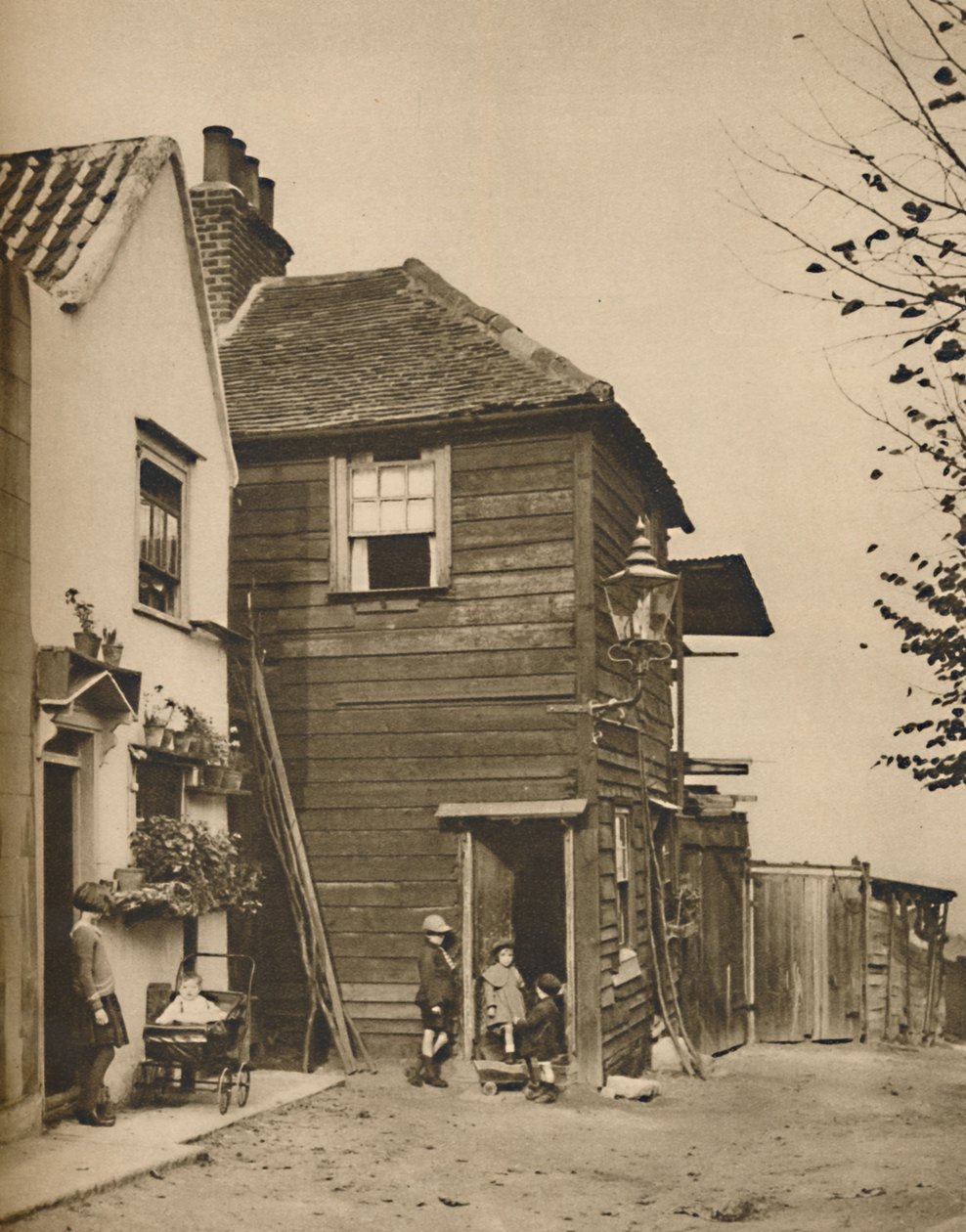 Vanhat talot Highgatessa, joiden ovista kyläläiset katselivat linja-autoja, n. 1935. tekijältä Unbekannt
