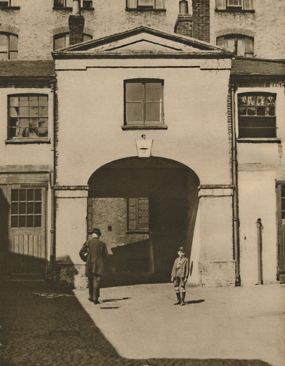 Old Mews sanoi olleen Iron Dukes -talli Knightsbridgessä, vuodelta 1935. tekijältä Unbekannt