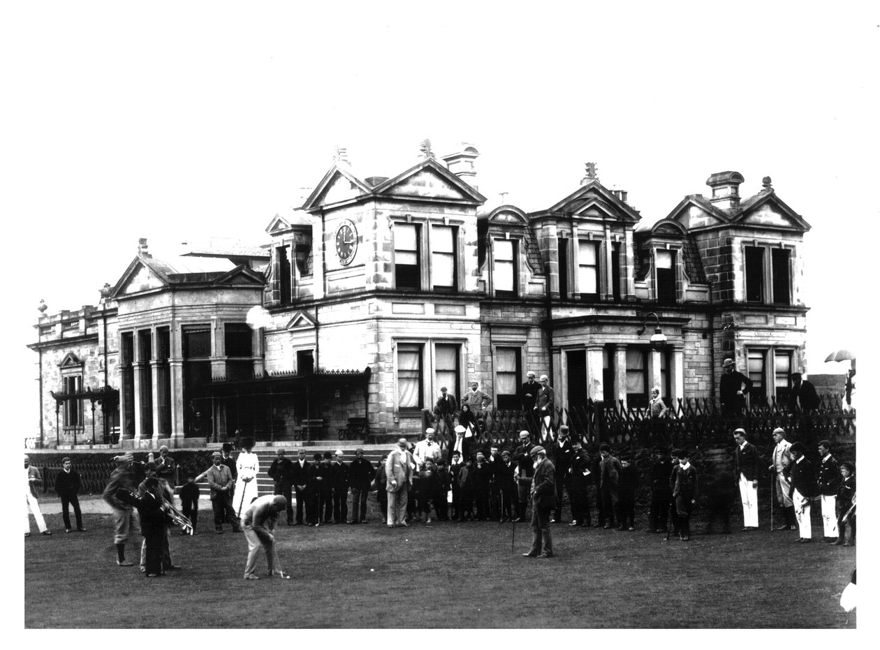 Vanha Tom Morris Old Course -klubitalon ulkopuolella St Andrewsissa Skotlannissa, 1900 tekijältä Unbekannt