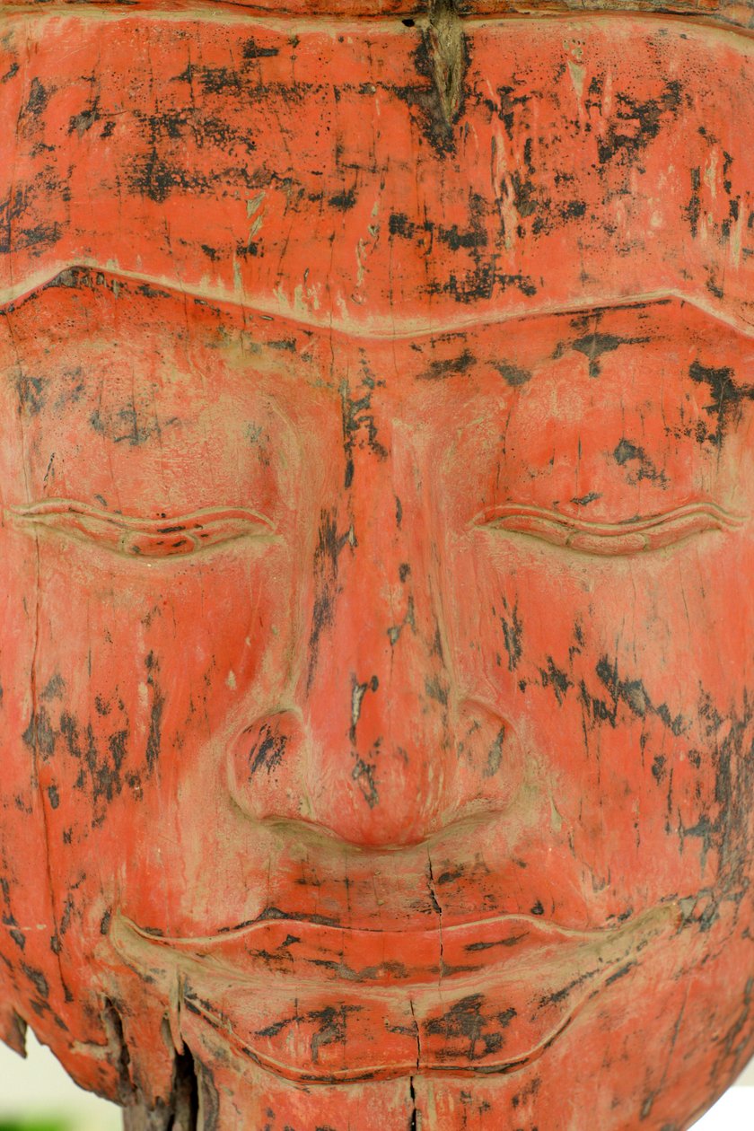 Vanha puinen Buddha. Tarjoukset Wat Phnomin temppelissä. Siem Reap Kambodža tekijältä Unbekannt