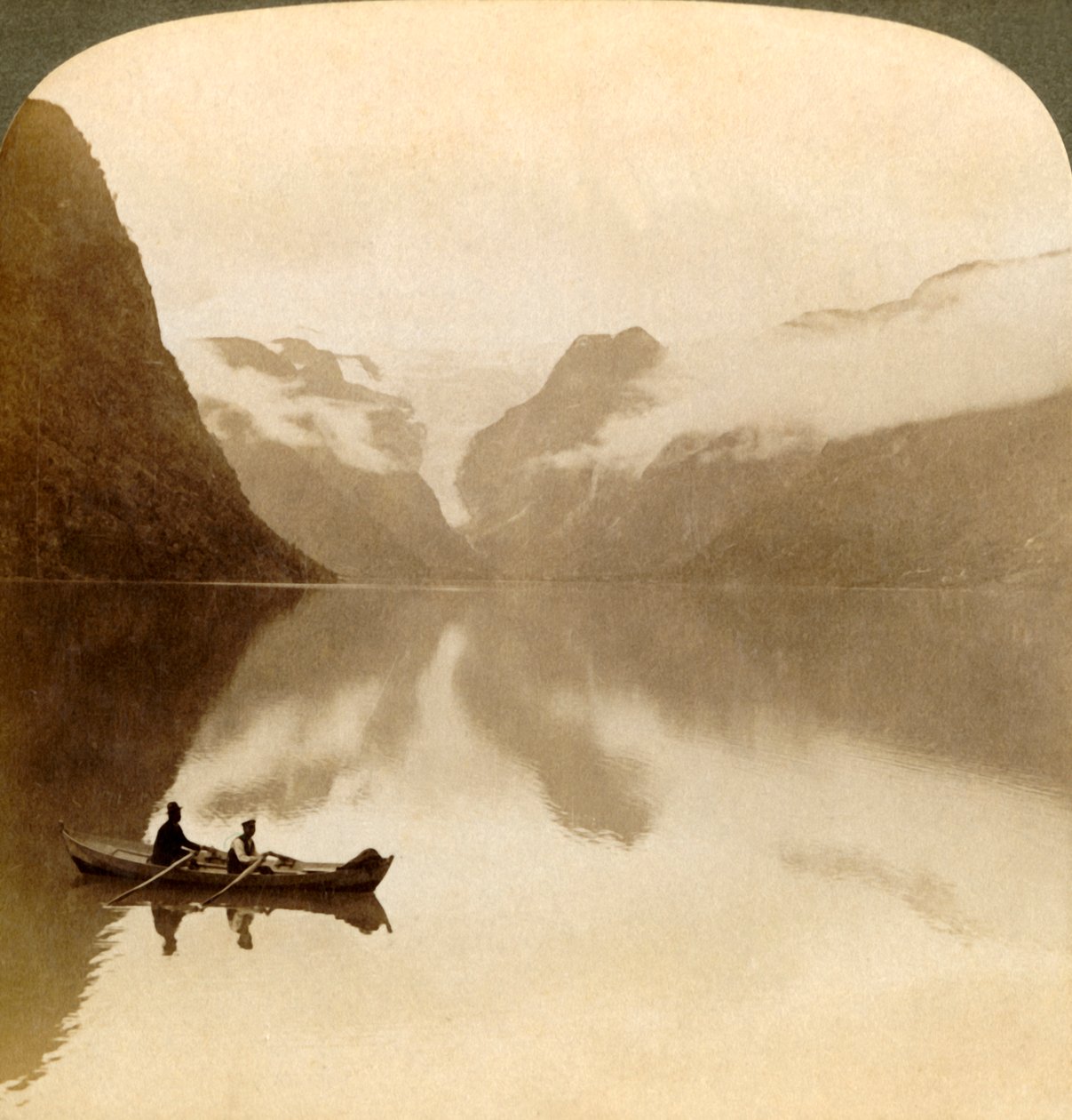 Synkällä Olden-järvellä, pilvien peittämien vuorten välissä, Maelkevold-jäätikölle, Norjaan, 1905. tekijältä Unbekannt