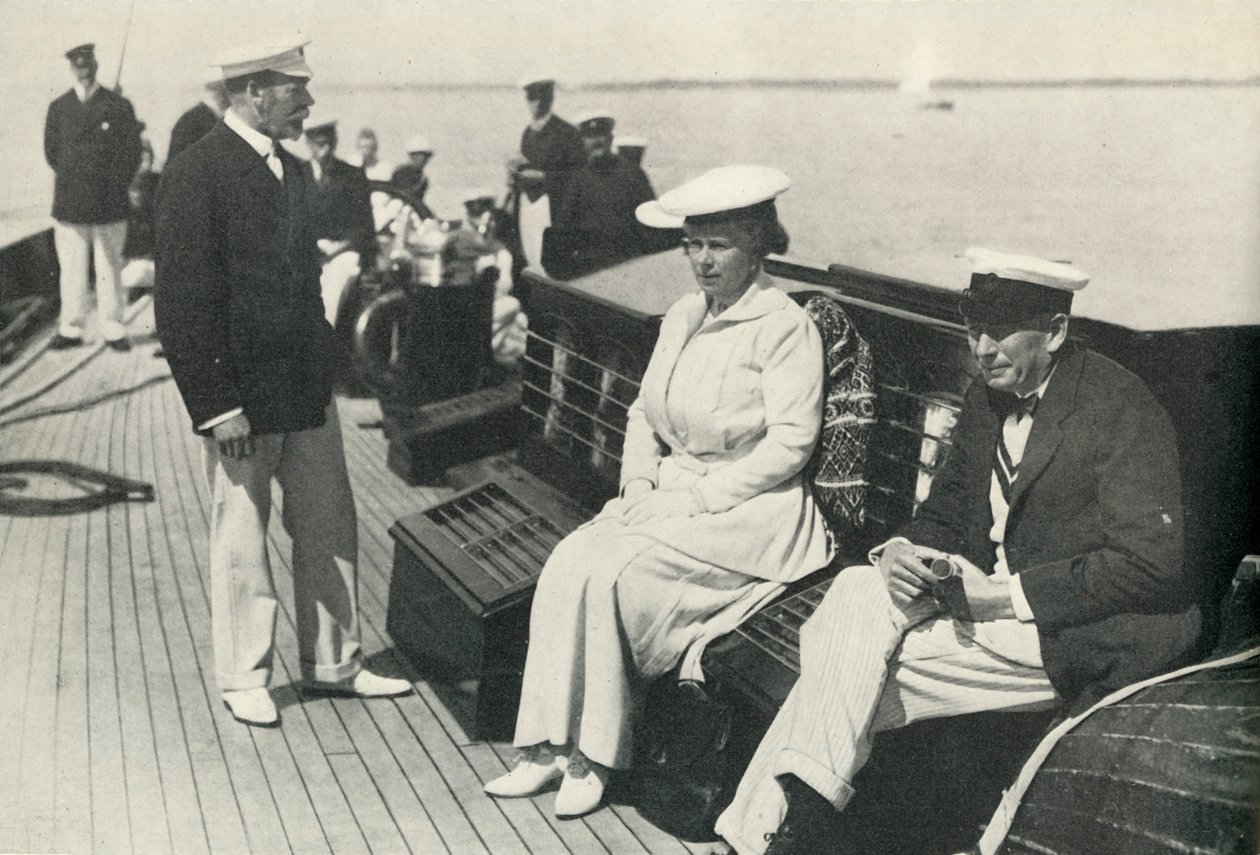 Britannialla kuningas Georgen ja Sir Charles Custin kanssa, vuodelta 1920, 1951. tekijältä Unbekannt