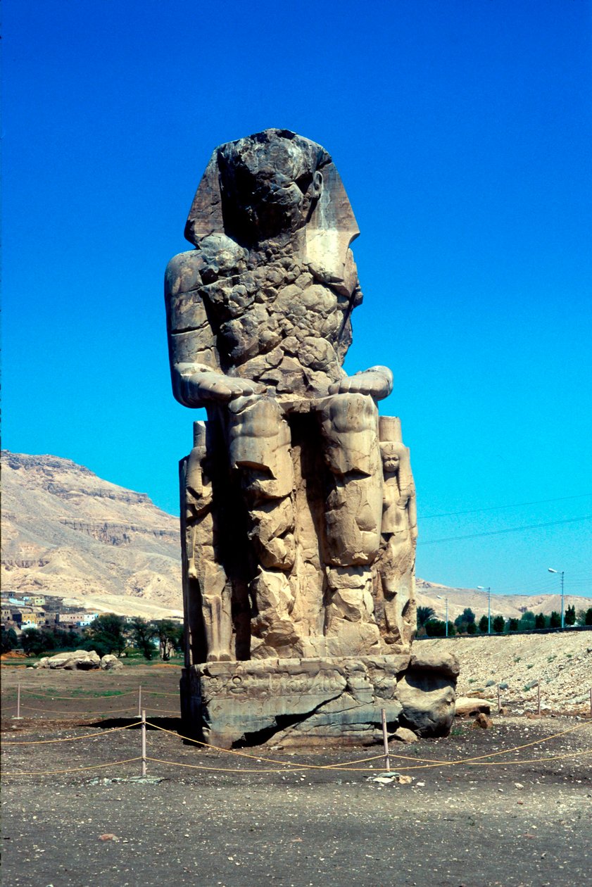 Yksi Memnonin kolossista, lähellä Kuninkaiden laaksoa, Egypti, 1300-luku eKr. tekijältä Unbekannt