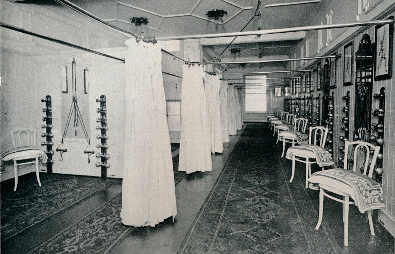 Yksi tilavista harjoitussaleista, n. 1898 tekijältä Unbekannt