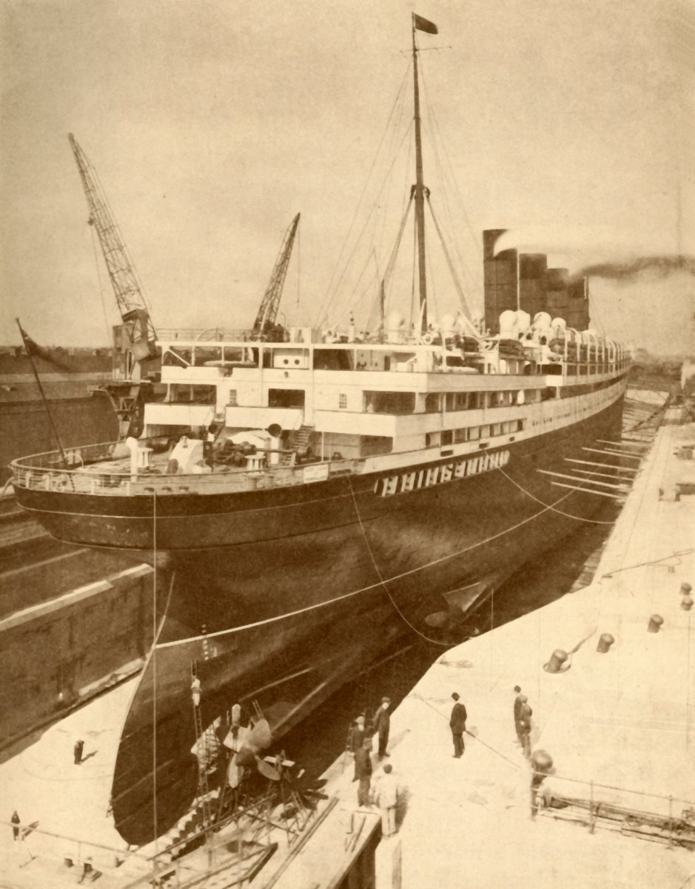 Suuren lainerin kunnostus Graving Dockissa Liverpoolissa, vuodelta 1930. tekijältä Unbekannt