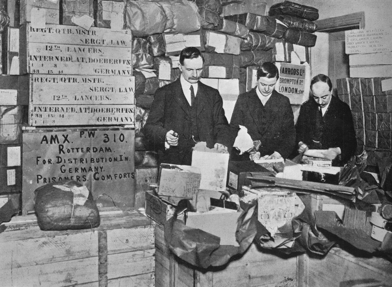 Lahjojen pakkaaminen lähetettäväksi brittivangeille Saksaan, 1915 tekijältä Unbekannt