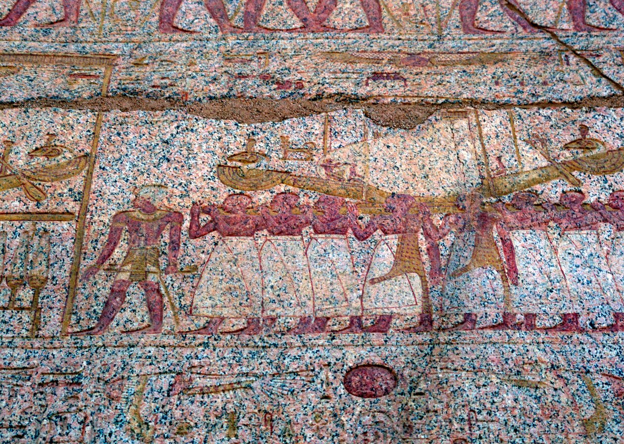 Maalattu kohokuvio, jossa näkyy kulkueessa kuljetettu muinainen egyptiläinen Ra-aurinkovene tekijältä Unbekannt