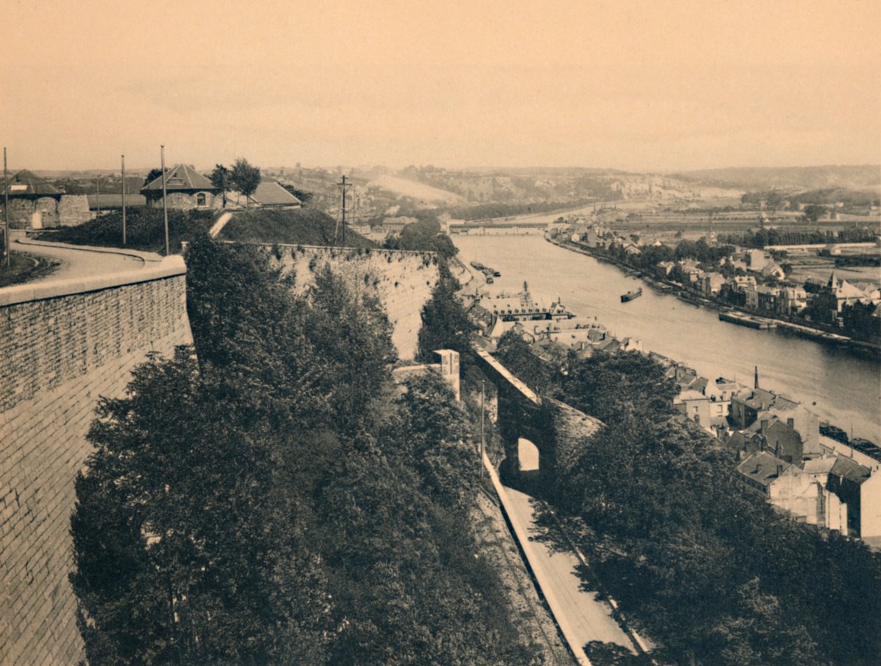 Panoraama Maasista nähtynä Route Merveilleuse -tieltä, c1900 tekijältä Unbekannt