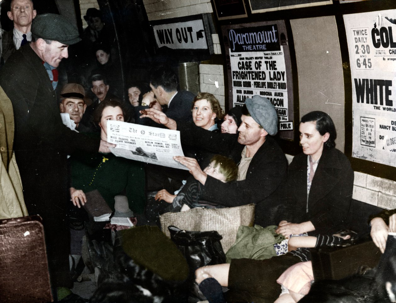 Paperimyyjä metrossa Lontoossa, noin 1940 tekijältä Unbekannt