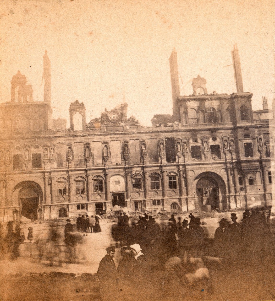 Paris Commune (1871): näkymä Hotel de Villesta toukokuun 1871 palon jälkeen. Nimetön valokuvaus. Tulostus pahville Dim. 8,5x8 cm tekijältä Unbekannt