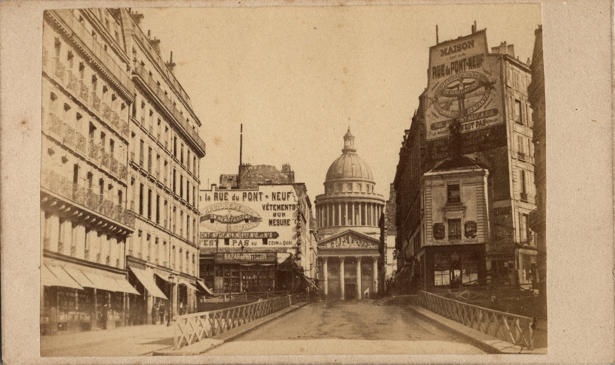 Paris Commune (1871): näkymä Pantheonille ja rue Soufflotille (suuret mainostaulut mainostavat Maison de la rue du Pont Neufia). Anonyymi valokuvaus. Painatus kartongille Koko 10x6 cm tekijältä Unbekannt