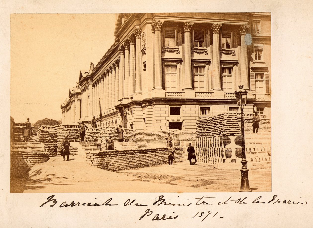 Paris Commune (1871): näkymä Place de la Concorden barrikadille merenkulkuministeriön (Hotel de la Marine tai myös Hotel du Garde Meuble) edessä Pariisissa. Anonyymi valokuvaus. Tulostus pahville Dim. 22x14 cm tekijältä Unbekannt