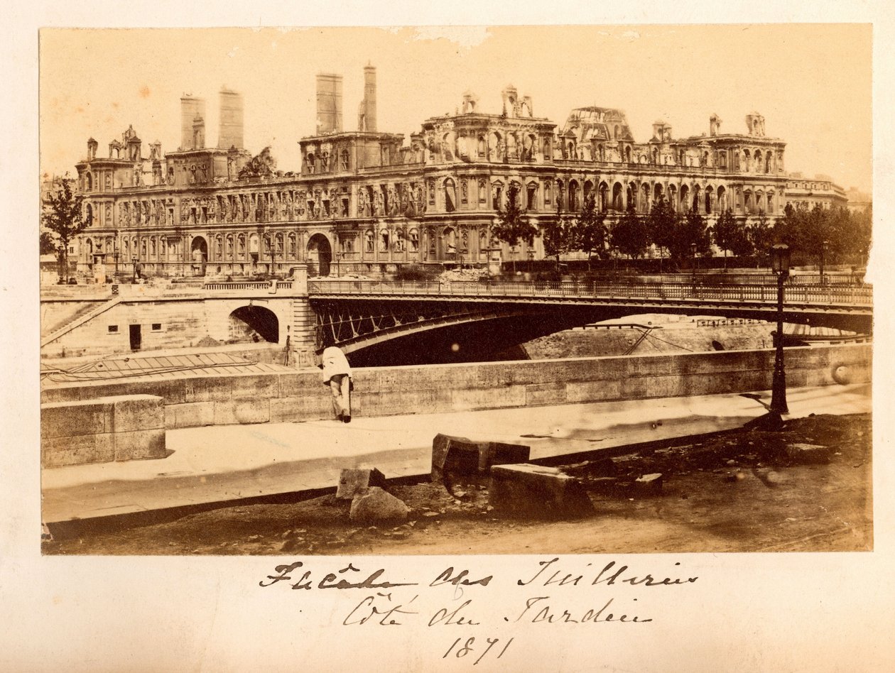 Paris Commune (1871): näkymä Arcolen sillalle ja Hotel de Villelle toukokuun 1871 palon jälkeen. Nimetön valokuvaus. Tulosta kartongille tekijältä Unbekannt