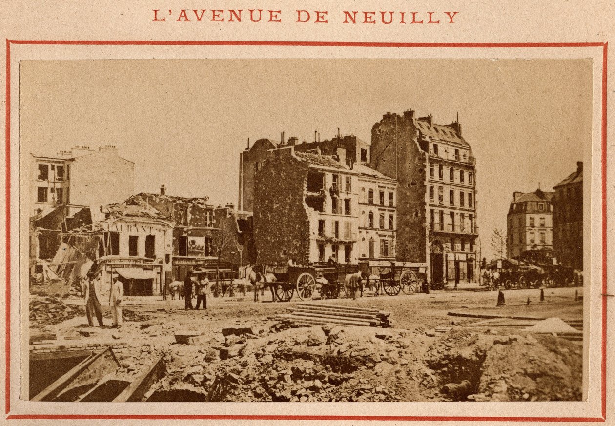 Paris Commune (1871): näkymä avenue de Neuillylle Pariisissa toukokuussa 1871. Valokuva Pierre Pepetitista. Tulostus kartongille, himmennys. 9x5,4 cm tekijältä Unbekannt