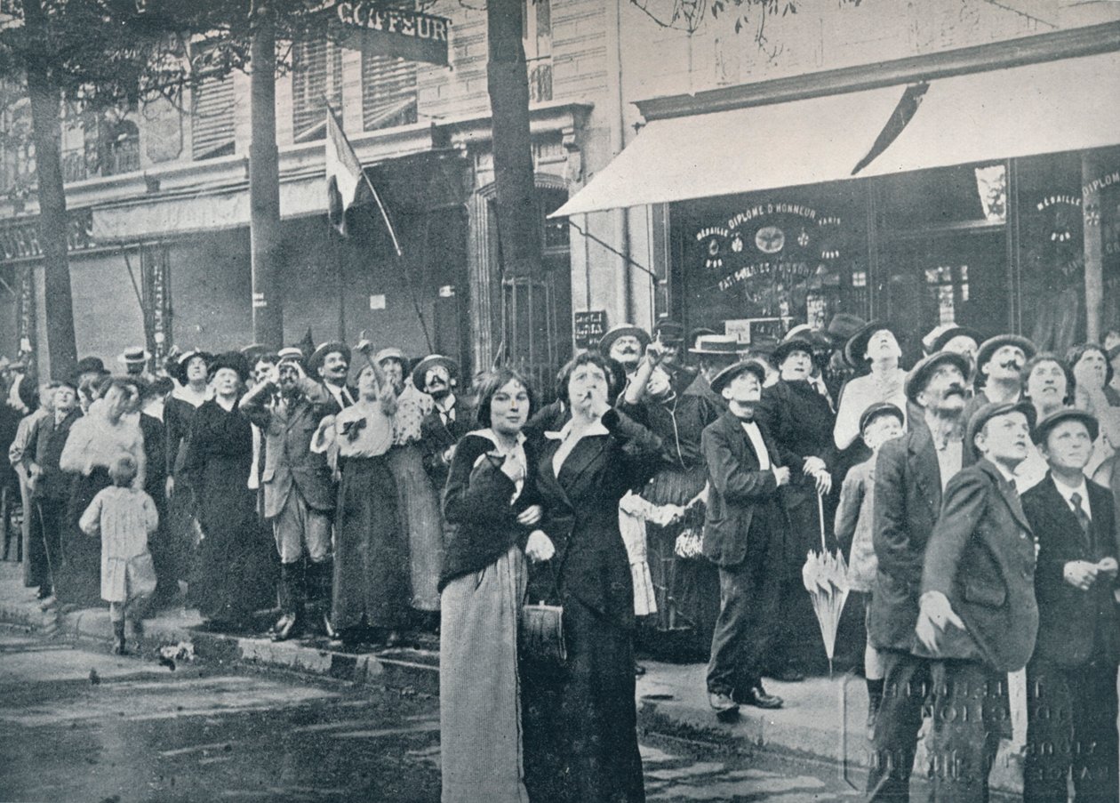 Pariisin väkijoukko katsomassa yhtä saksalaisista lentokoneista, jotka lentävät kaupungin yli, vuonna 1914 tekijältä Unbekannt