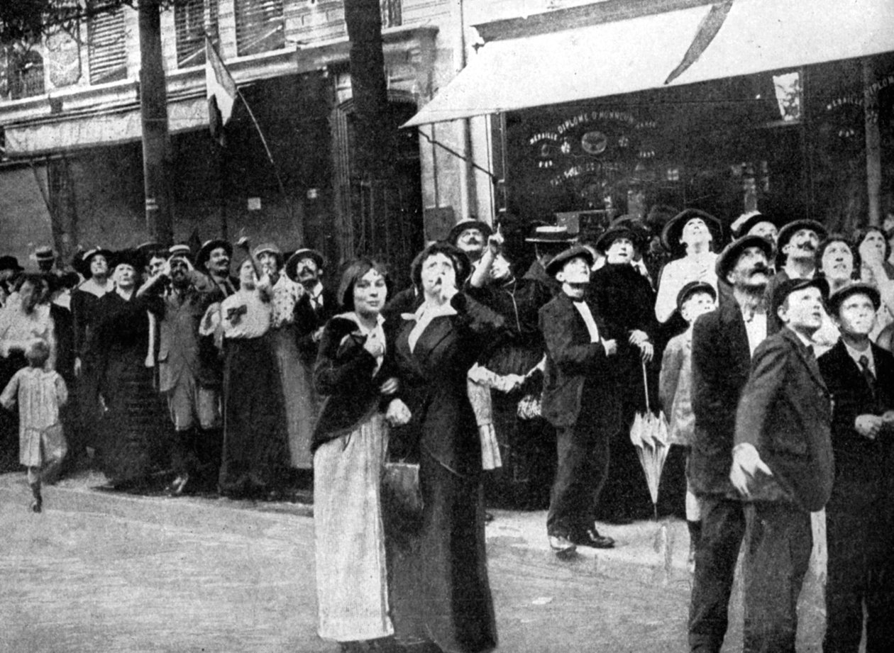 Pariisilaiset katsomassa saksalaista lentokonetta, Ensimmäinen maailmansota, 1914 tekijältä Unbekannt
