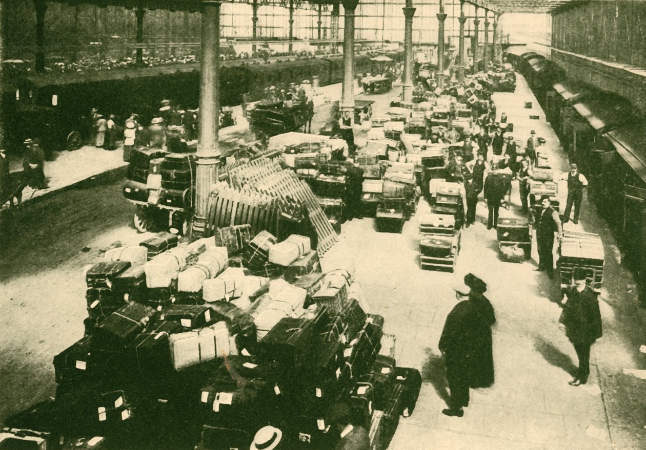Matkustajien matkatavarat Talbot Roadin asemalla, Blackpoolissa, lomakaudella 1930. tekijältä Unbekannt