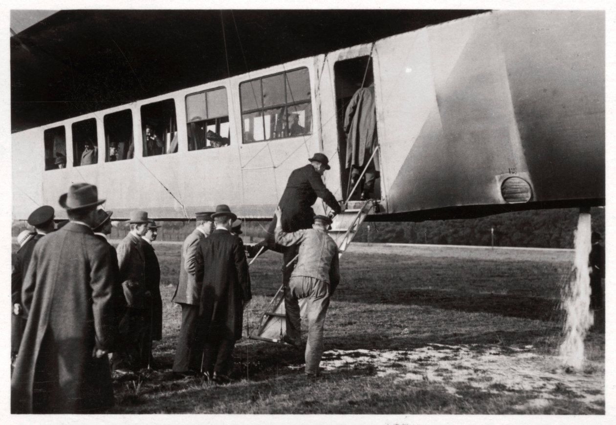 Matkustajat nousevat Zeppeliniin LZ 11 Viktoria Luise, c1912-1914 1933 tekijältä Unbekannt