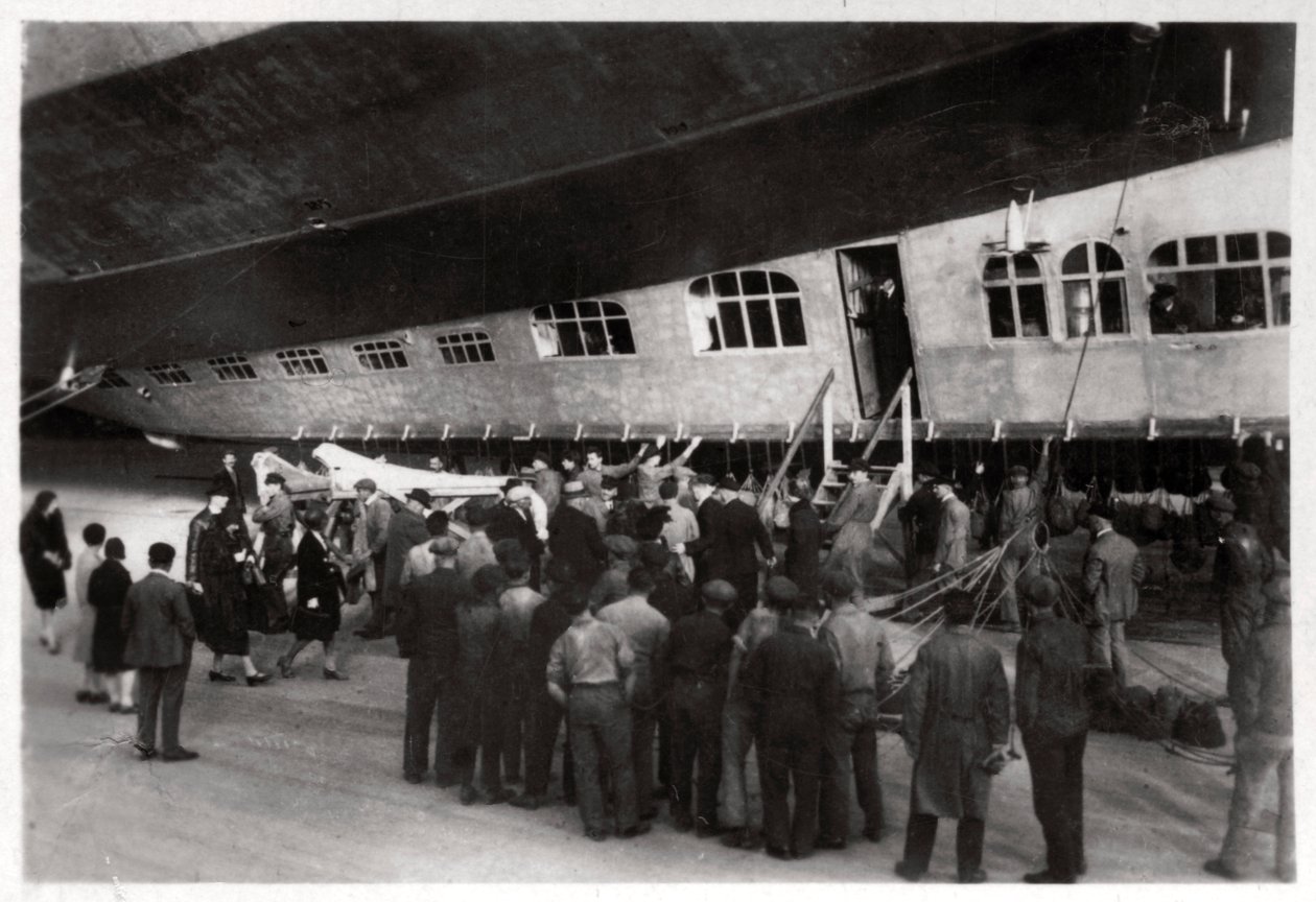 Matkustajat nousevat Zeppelin LZ 127 Graf Zeppeliniin, 1933 tekijältä Unbekannt