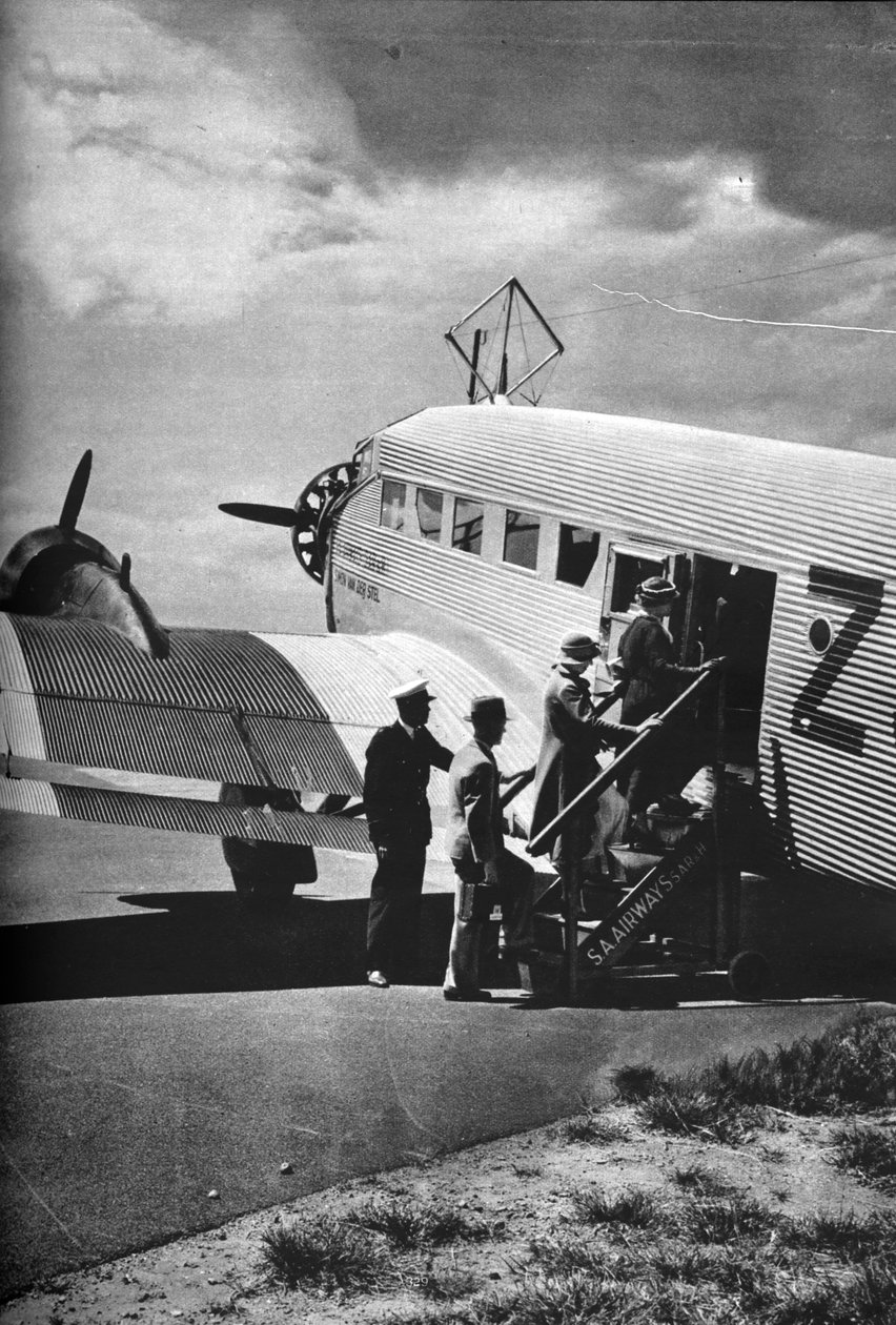 Matkustajat nousevat yhteen South African Airwaysin Junkers-lentokoneista, c1936 c1937 tekijältä Unbekannt