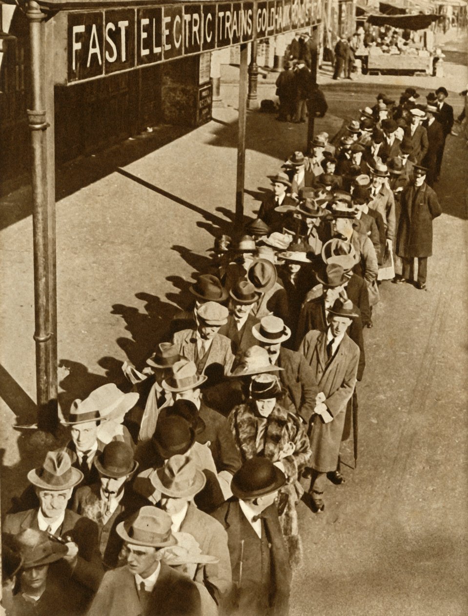 Matkustajat odottavat Goldhawk Roadin asemalla Lontoossa rautatien lakon aikana, 1919, 1935. tekijältä Unbekannt
