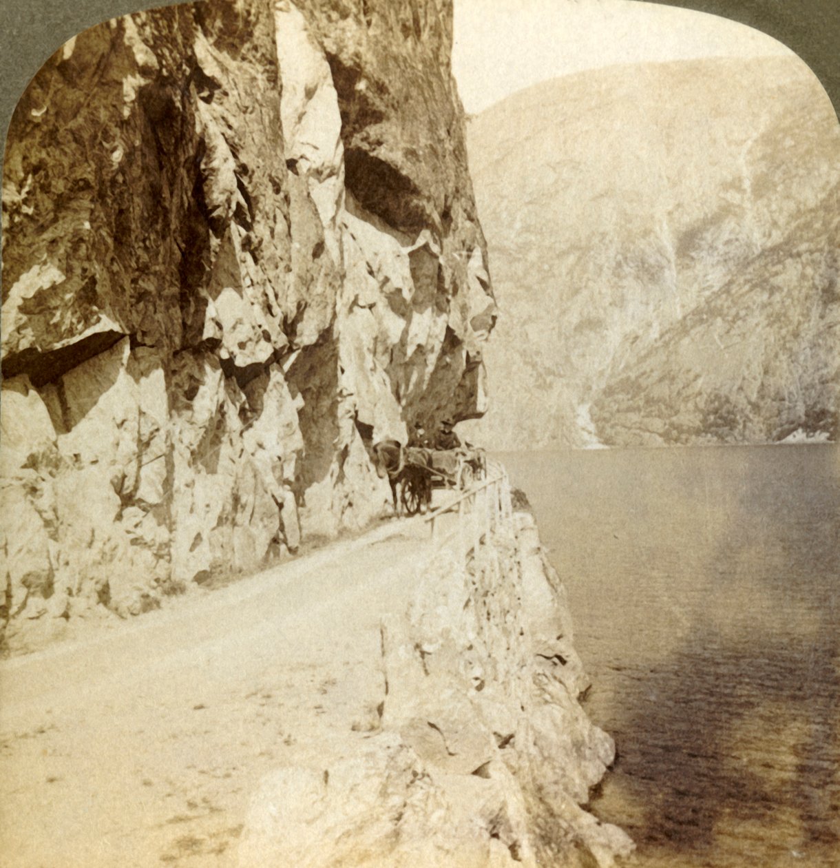 Polku räjäytettiin ulos kohoavista kallioista Oifjords-järven ympärille, Norjassa, 1905. tekijältä Unbekannt