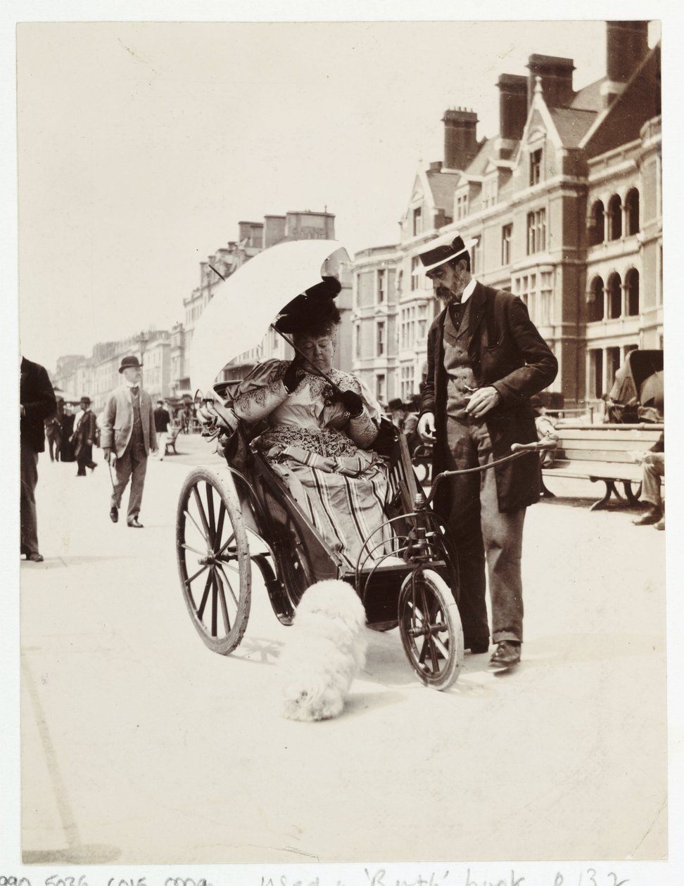 Potilashoito, pyörätuolit Nainen kylpytuolissa, n. 1900 tekijältä Unbekannt
