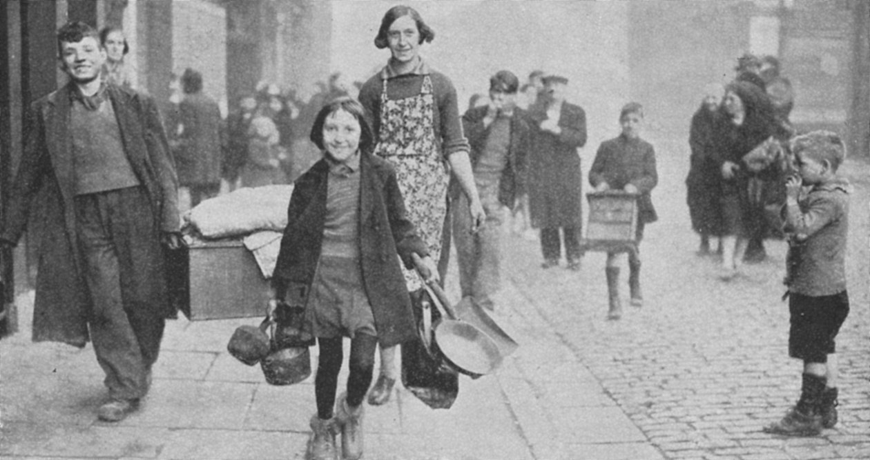 Ihmiset jäivät kodittomaksi Saksan pommituksissa, Liverpoolissa, toisessa maailmansodassa 1941 tekijältä Unbekannt