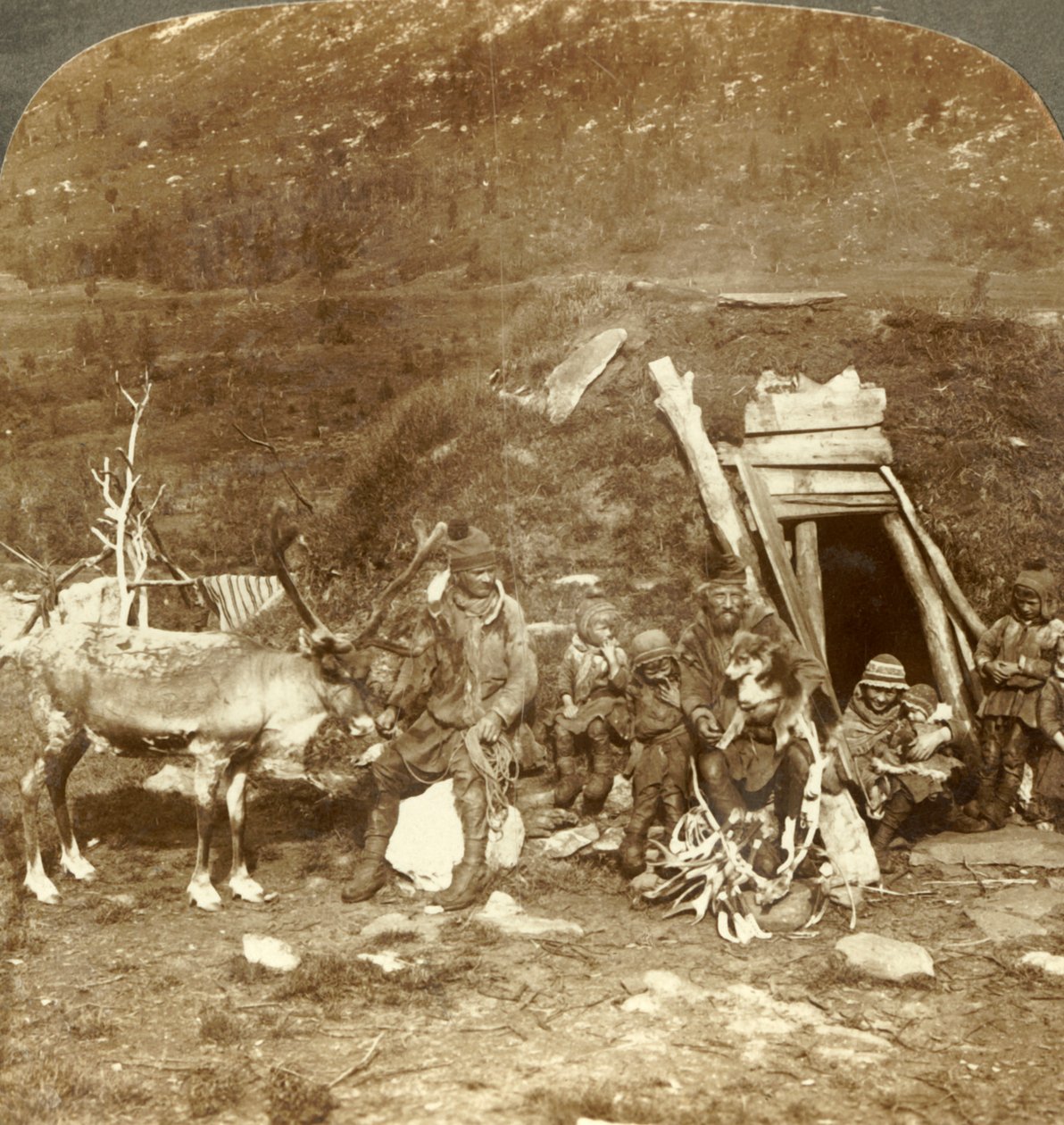 Kylmän Pohjois-Lapin kodin ja perheen ihmiset Tromssan lähellä, Norja, 1905. tekijältä Unbekannt