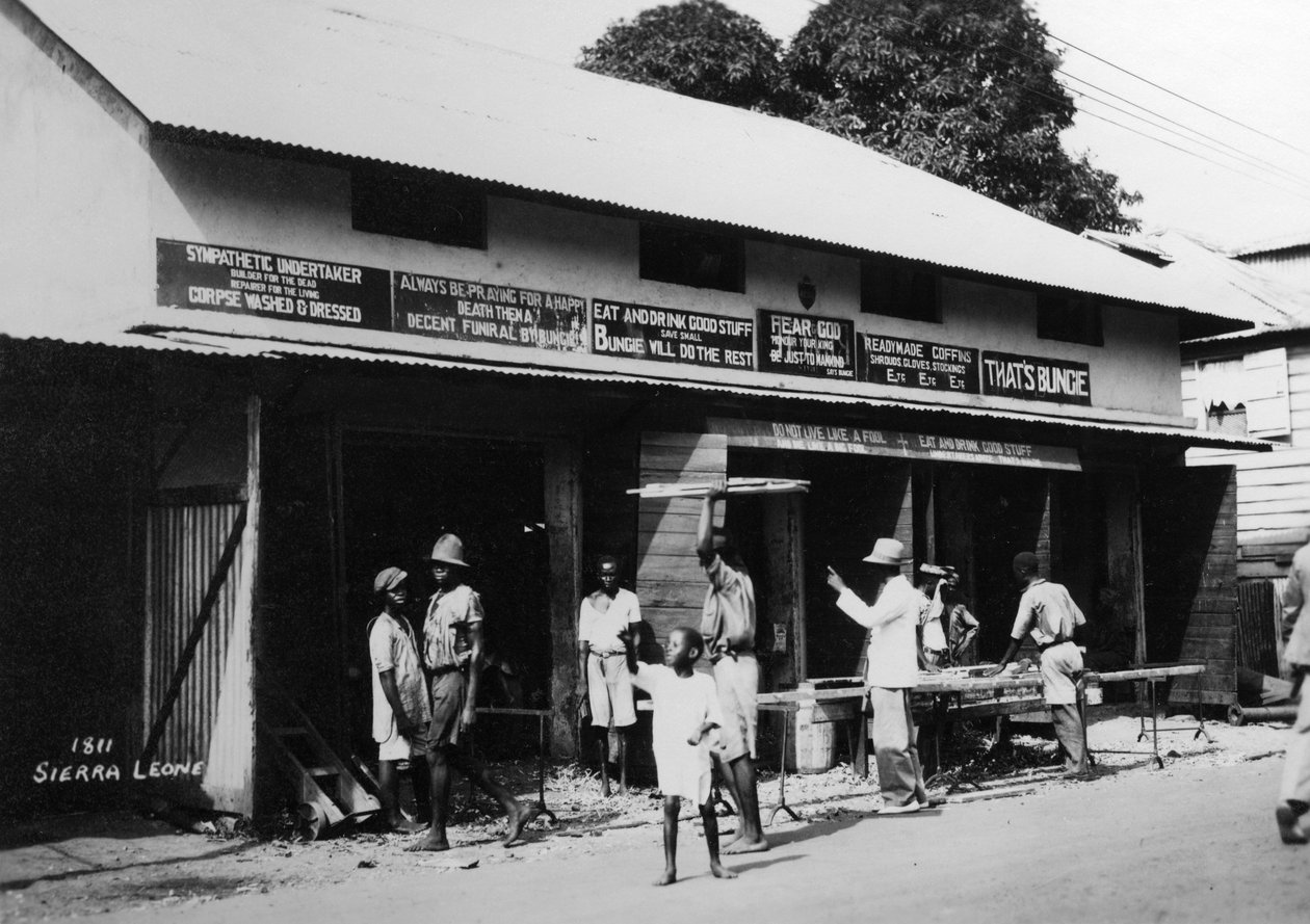 Ihmiset hautaustoimiston ulkopuolella, Sierra Leone, 1900-luku tekijältä Unbekannt