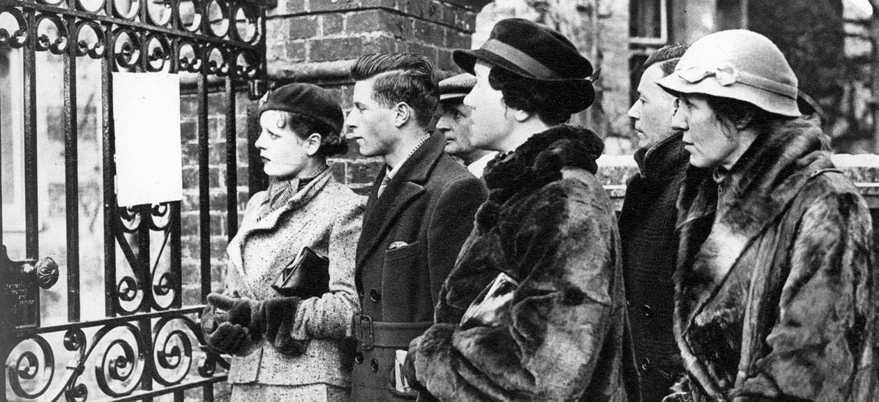 Ihmiset, jotka lukevat King George V:n viimeisen sairauden tiedotteita, 1935 tekijältä Unbekannt