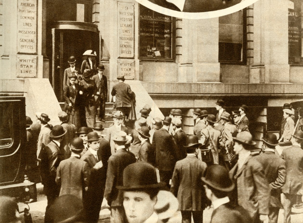 Ihmiset odottavat uutisia Titanicista...New York City, USA, huhtikuu 1912, 1935. tekijältä Unbekannt