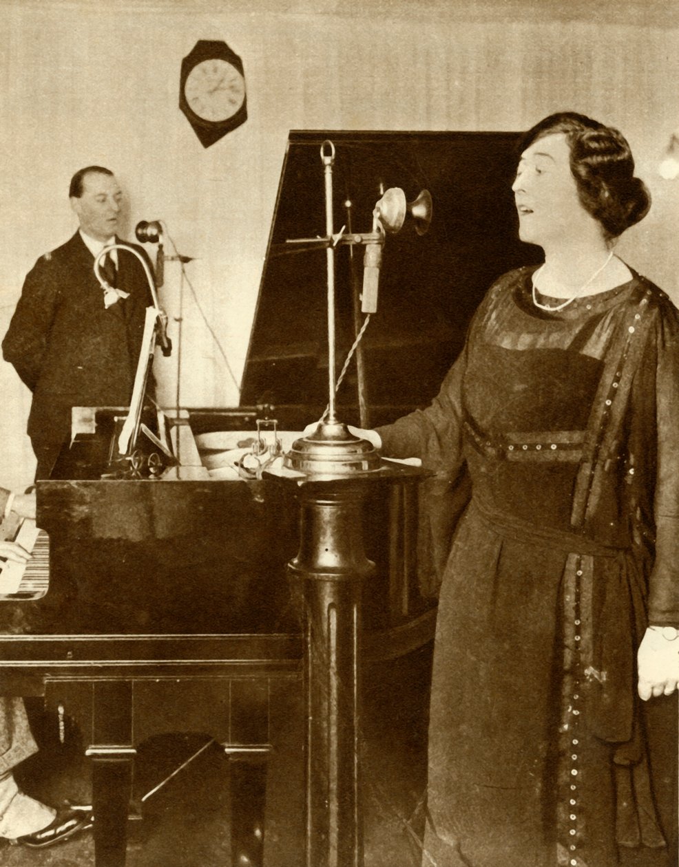 Esiintyjät laulavat duettoa yhdessä 2LO:n studioista, Savoy Hill, Lontoo, 1923, 1935. tekijältä Unbekannt