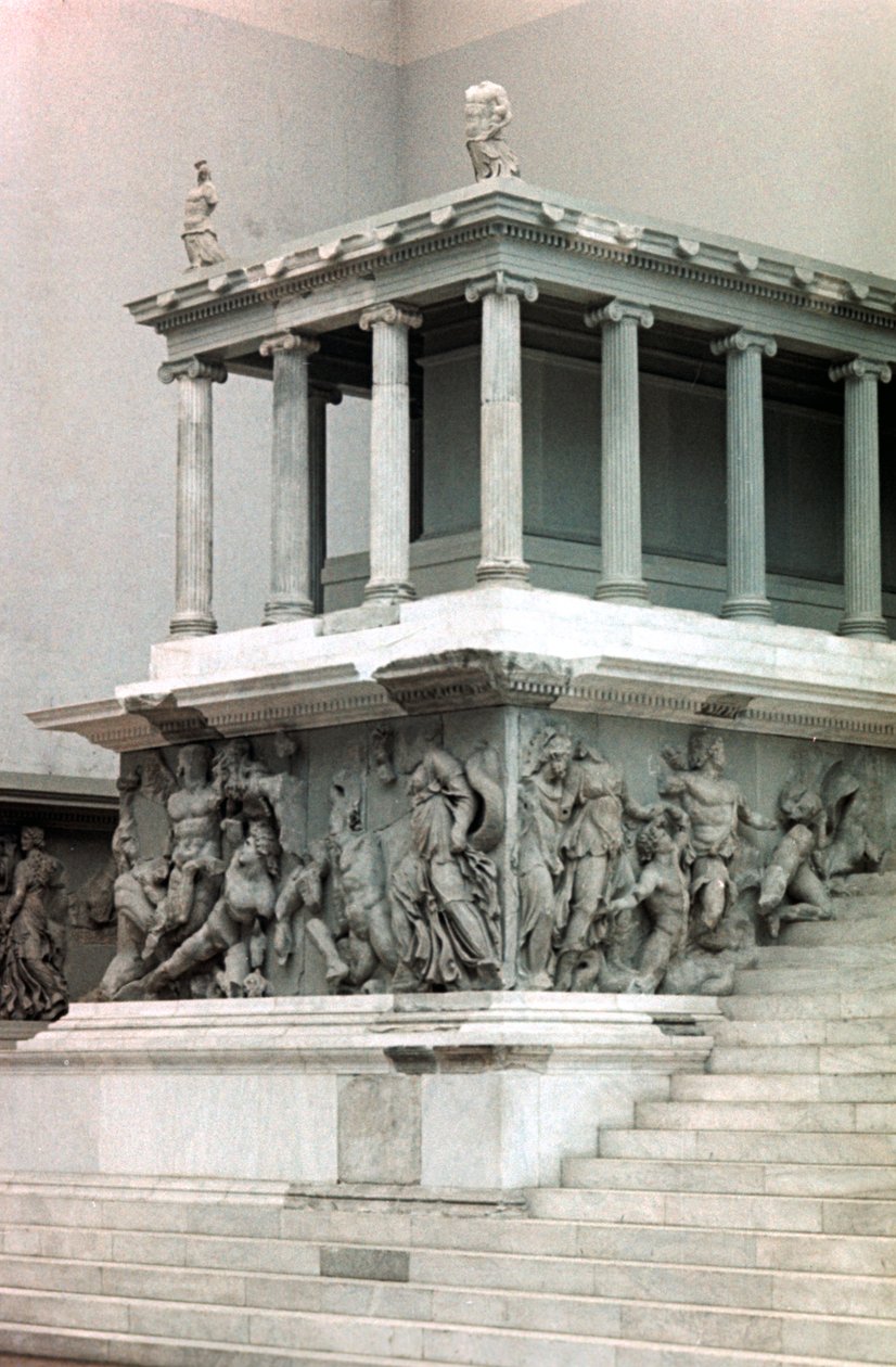 Pergamon-alttari, 2. vuosisadalla eKr tekijältä Unbekannt