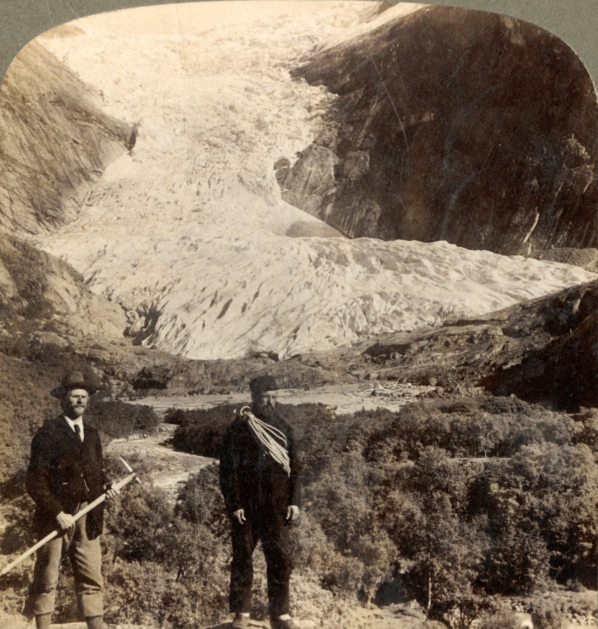 Vaarallinen Brigsdalin jäätikkö, yksi Norjan mahtavimmista, vuodelta 1905. tekijältä Unbekannt