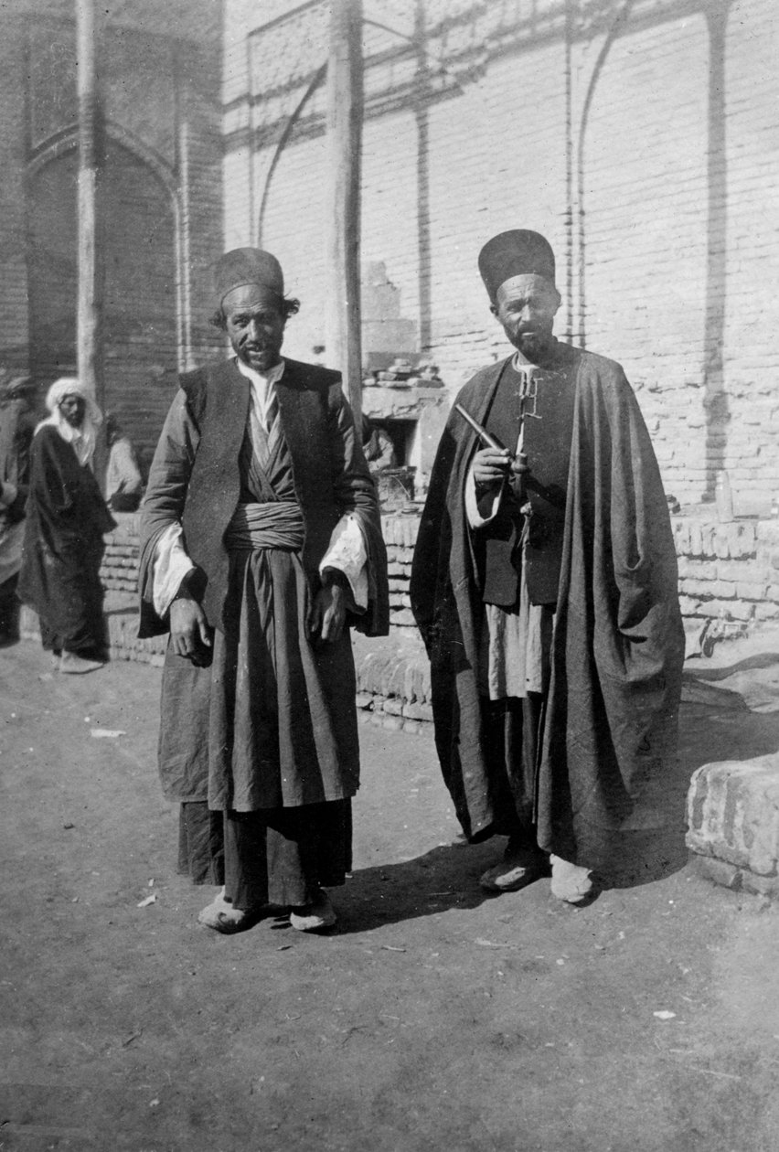 Persialaiset pyhiinvaeltajat Kazimainin moskeijan ulkopuolella, Irak, 1917-1919 tekijältä Unbekannt