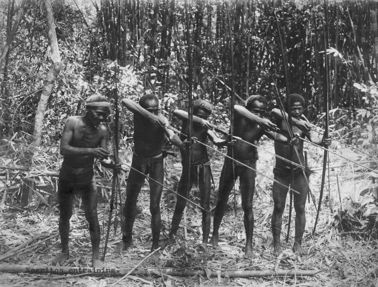 Filippiinit: n. 1890 Negrito-heimon miesjäsenet esittämässä metsästystaitojaan (m/v kuva) tekijältä Unbekannt