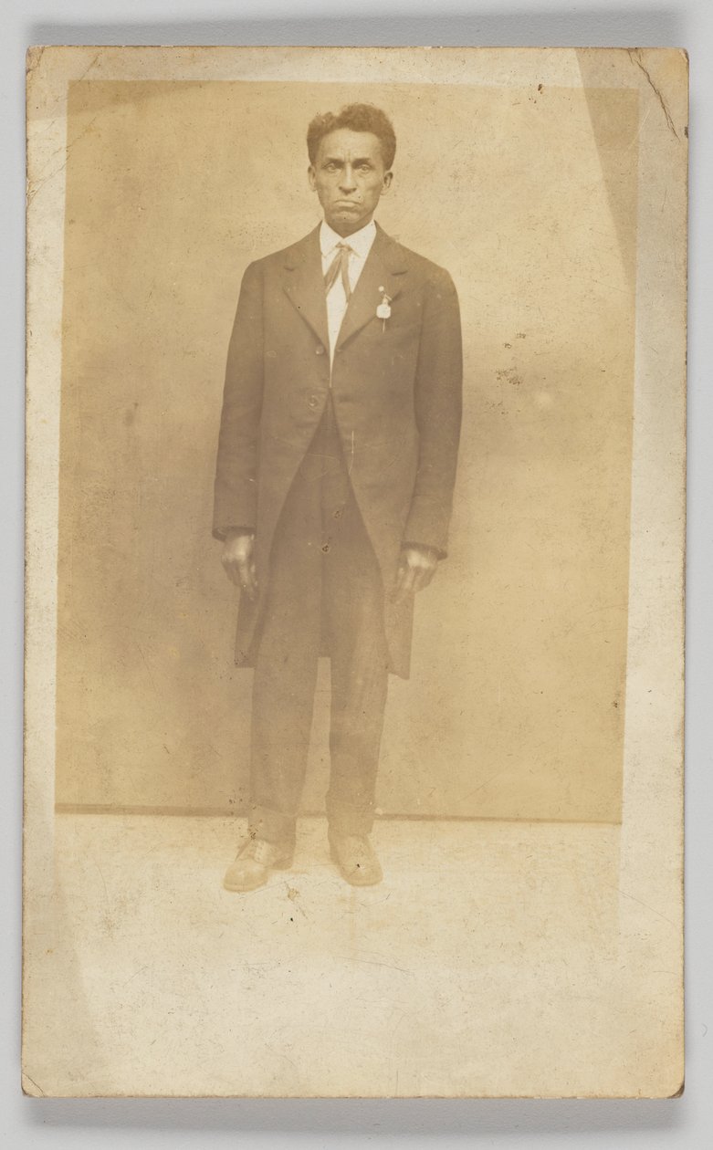 Valokuvapostikortti miehestä puvussa, 1904-1918. tekijältä Unbekannt