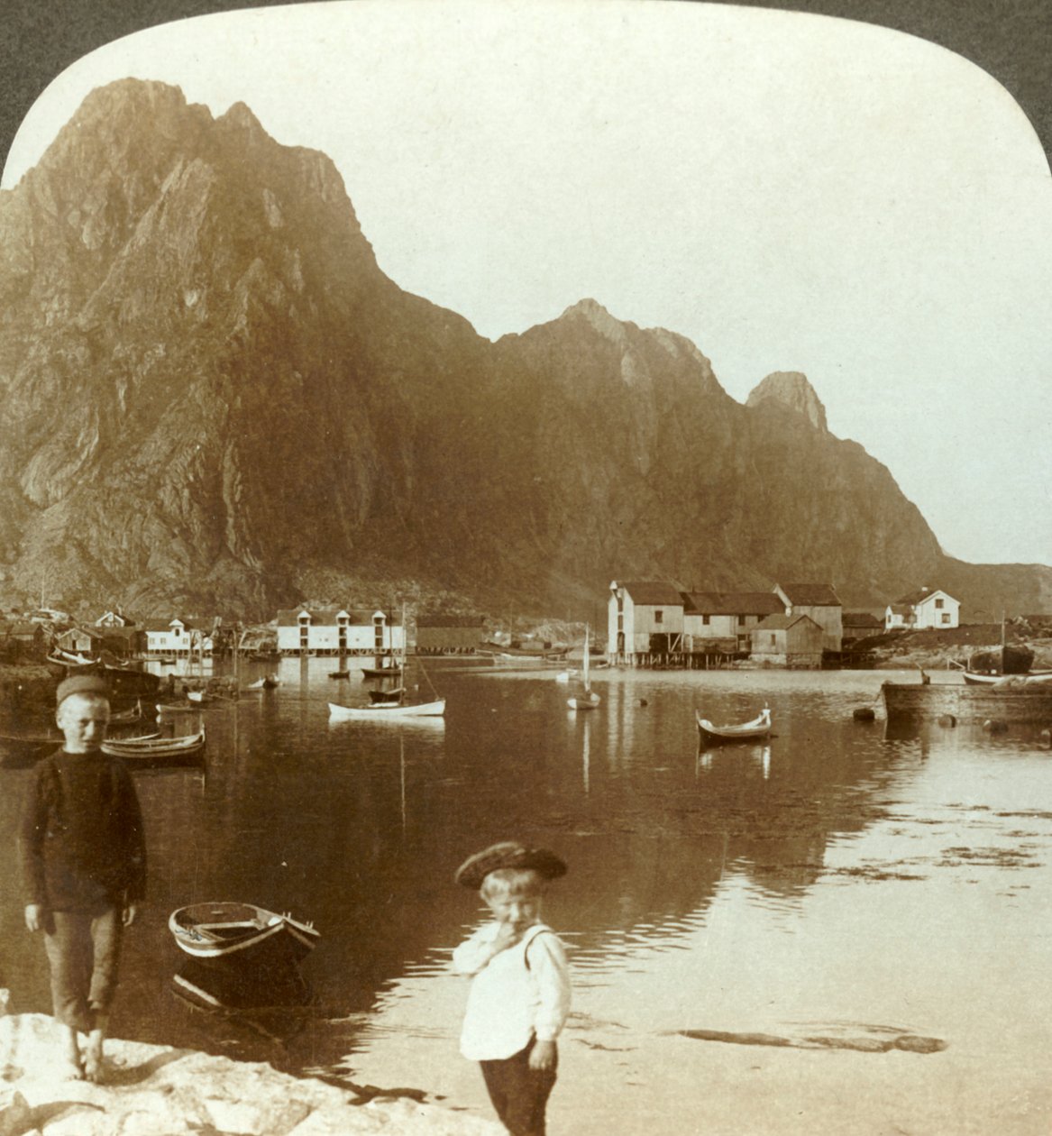 Kuvankaunis Svolvaer, kaukana pohjoisessa oleva kalastusasema, Lofootit, Pohjois-Norja, n. 1905. tekijältä Unbekannt