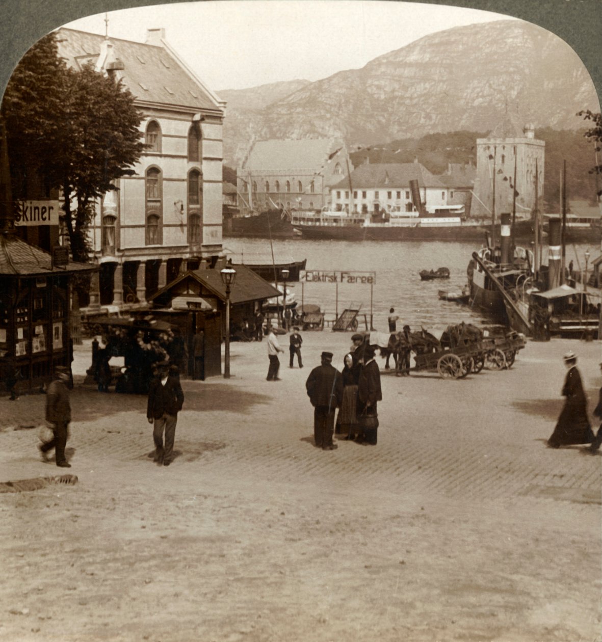 Kuvankaunis vanha linnoitus Bergenhus, nykyaikaisen kaupungin aukiolta, Bergenissä, Norjassa, 1905. tekijältä Unbekannt