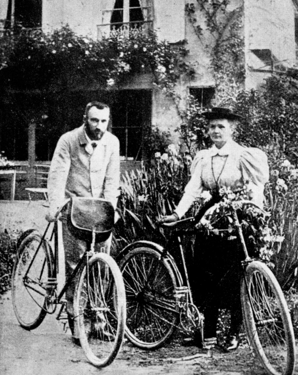 Pierre ja Marie Curie, ranskalaiset fyysikot, valmistautuvat pyöräilemään tekijältä Unbekannt