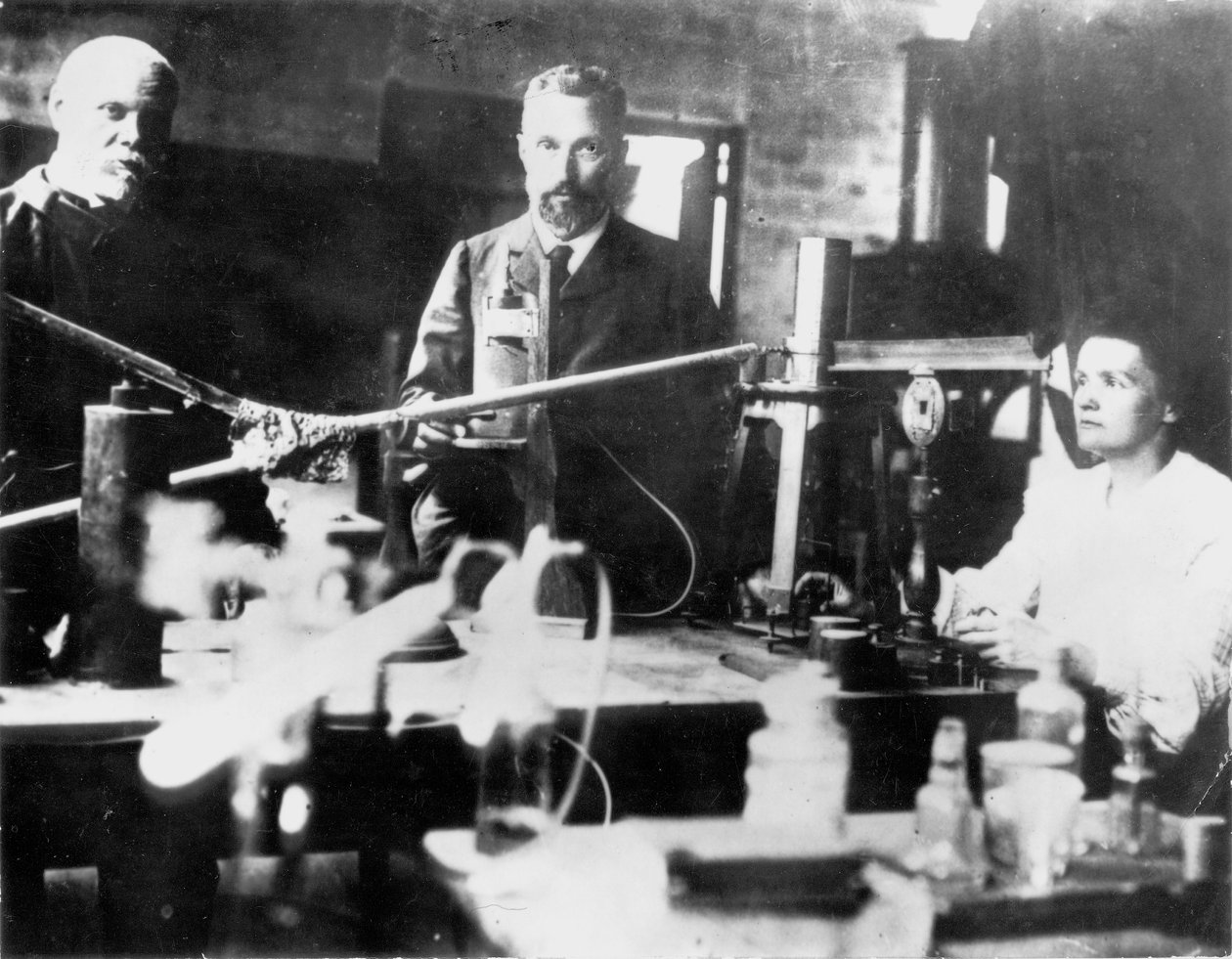 Pierre ja Marie Curie, ranskalaiset tiedemiehet, työskentelevät laboratoriossa tekijältä Unbekannt