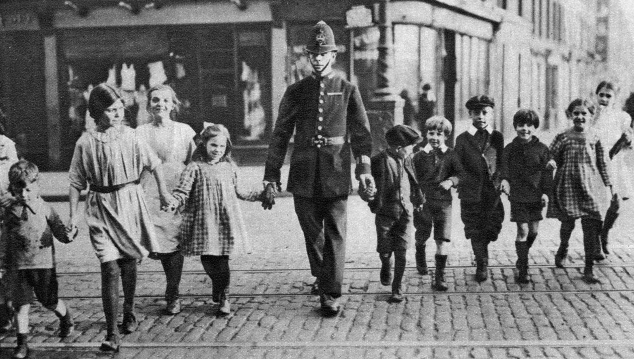 Poliisi auttoi koululaisia tien yli, East End, Lontoo, 1926-1927 tekijältä Unbekannt