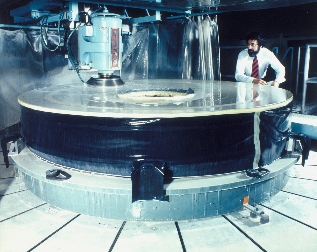 Hubble-teleskoopin peilin kiillotus, 1980-luku tekijältä Unbekannt