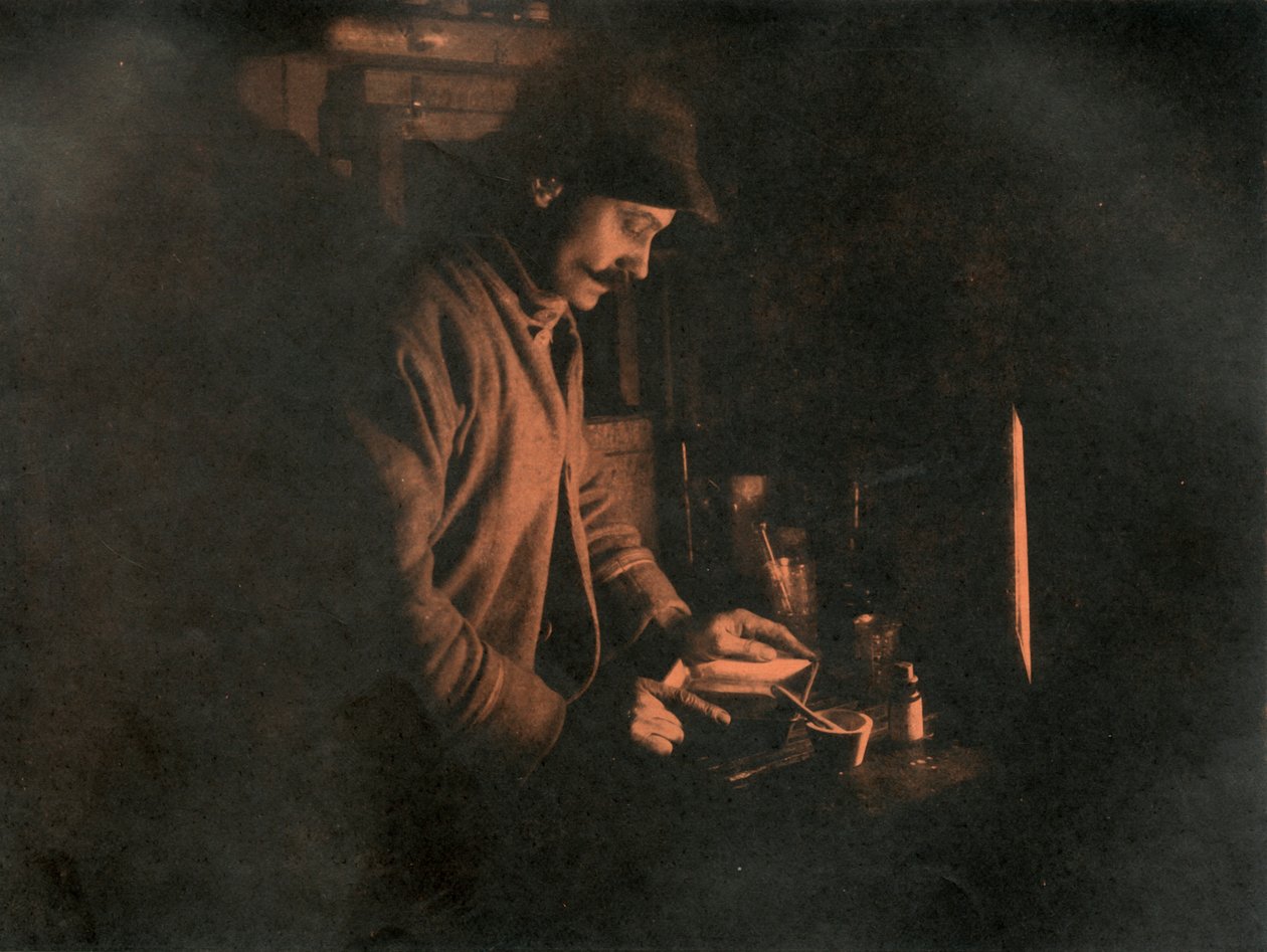 Ponting Developing a Plate in the Dark Room, c19101913, 1913. tekijältä Unbekannt