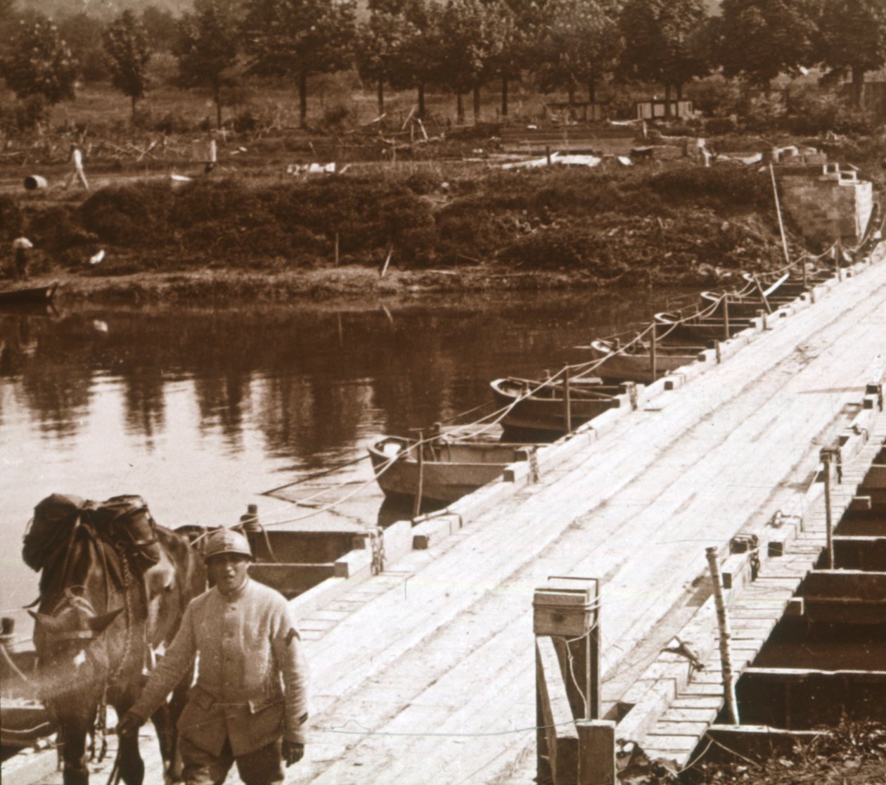 Ponttonisilta Aisne-joen yli Venizelissä, Aisnessa, Ranskassa, c1914-c1918 tekijältä Unbekannt