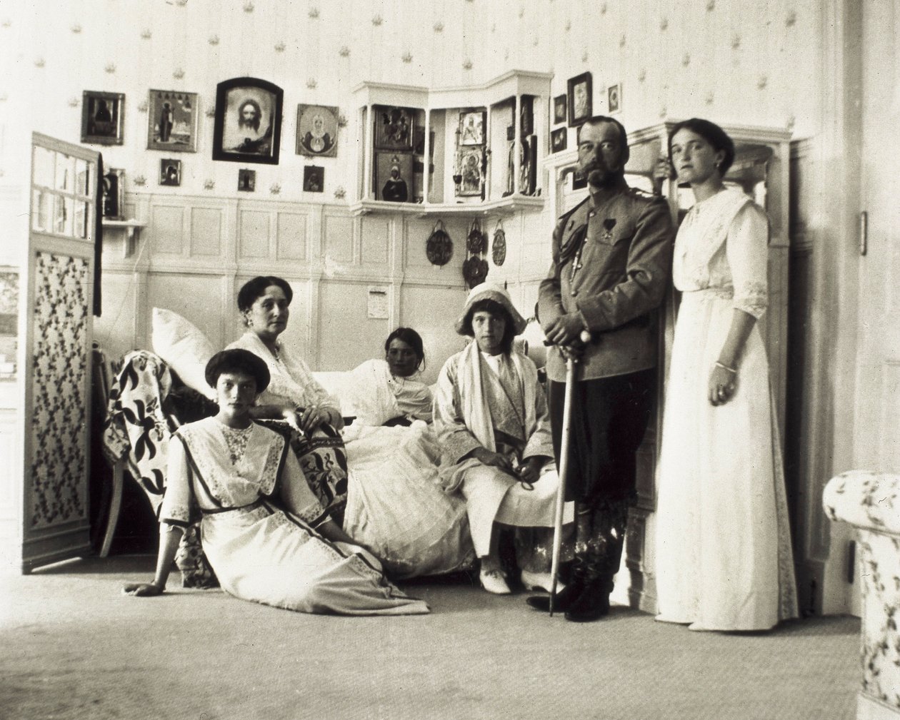 Muotokuva tsaari Nikolai II:sta (1868-1918) perheineen, vasemmalta oikealle Tatiana, Alexandra (hänen vaimonsa), Anastasia, Maria ja Olga, n. 1910 (m/w valokuva) tekijältä Unbekannt