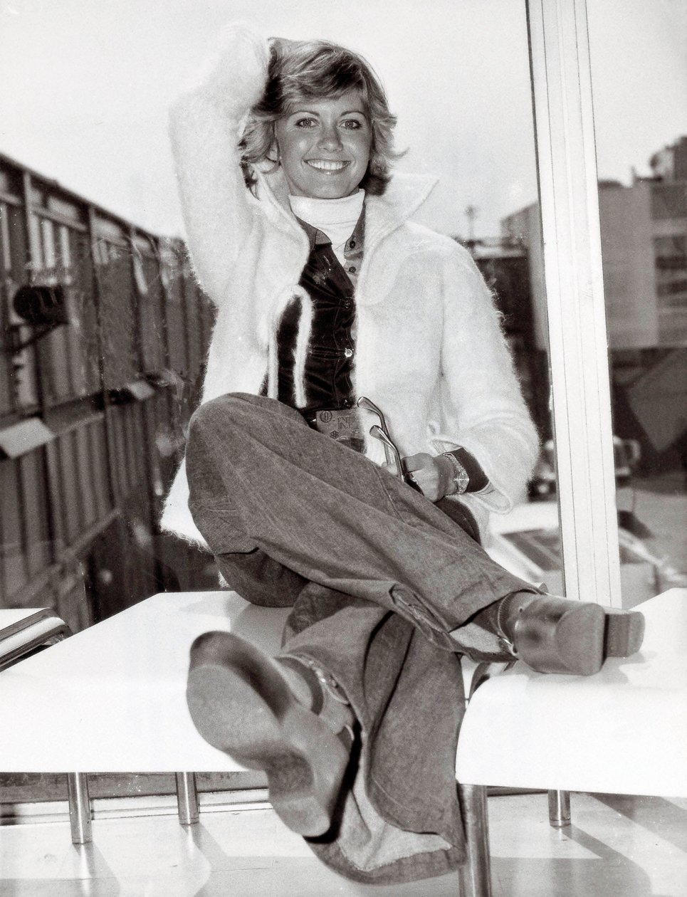 Muotokuva australialaislaulajasta ja koomikosta Olivia Newton Johnista (s.1949), Lontoo, 23.5.1975 (b/w kuva) tekijältä Unbekannt