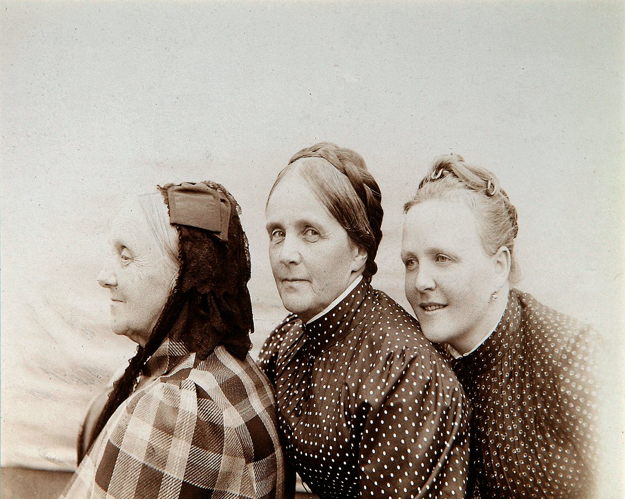 Kolmen naisen muotokuva, Venäjä, 1890-luku tekijältä Unbekannt